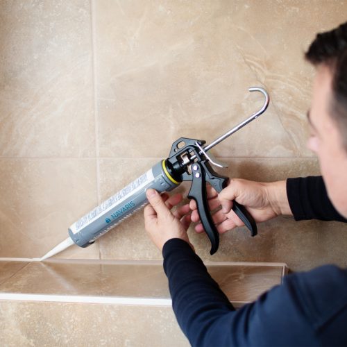 Pistol silicon Navaris, 310 ml, 23 cm, corp metalic, pentru sigilare, negru, silicon/metal